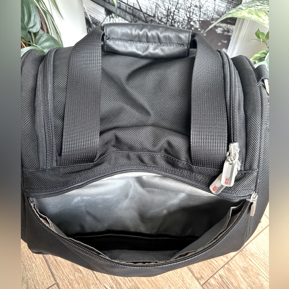 Victorinox Swiss Army Black Travel Duffle Bag - Unisex, Weekender Bag - Picture 13 of 16